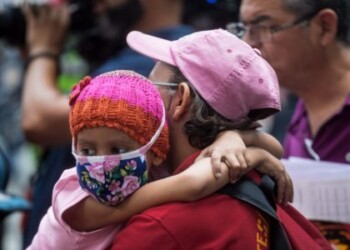 Entre lágrimas, niños que luchan contra el cáncer protestan frente al JM de los Ríos