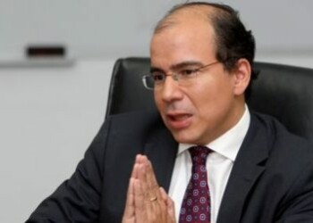También dijo que en 50 dólares se ubicaría inicialmente las pensiones y  en 200 dólares el salario de los profesores universitarios