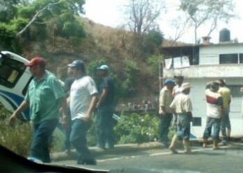 Dos muertos y 17 heridos al caer autobús desde puente en la Panamericana