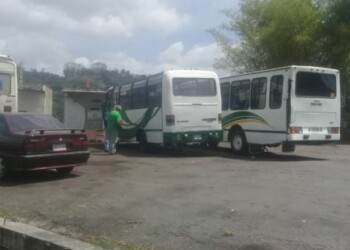 Atobuses parados en Los Salias.