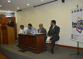 Diputado Winston Flores: 
“Todos los parlamentarios tenemos el objetivo 
de recuperar la democracia y sus instituciones"