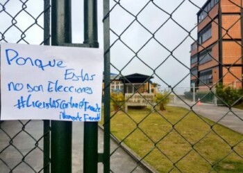 En colegios de Carrizal amanecieron pancartas
