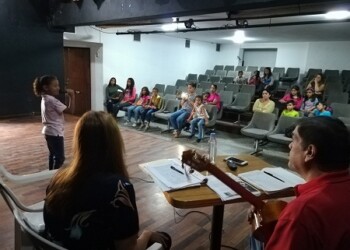 Ensayos se realizan en el auditorio de la alcaldía.
