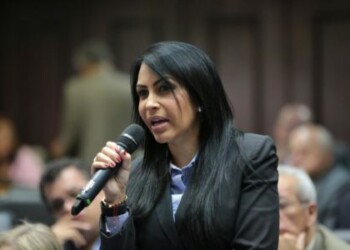 -La presidenta de la Comisión Permanente de Política Interior de la Asamblea Nacional, diputada Delsa Solórzano (Unidad-Miranda), dijo que el productor agropecuario Carlos Tarazona, fue asesinado en el Táchira de un tiro en el pecho y no en un enfrentamiento con organismos de seguridad del Estado.  “No se puede hablar en ninguna circunstancia de un enfrentamiento cuando hay testigos que señalan que no había ningún tipo de arma de fuego por parte de la víctima”, afirmó la parlamentaria, durante una solicitud de punto información en la plenaria  de la sesión ordinaria de este martes. Presentó una serie de videos y fotografías tomadas en la escena del crimen. “Una vez que asesinan a Tarazona, los criminales se metieron en el lugar de los hechos y se robaron todos los enseres que allí habían”, según  Solórzano.  Aseguró que al productor agropecuario se lo llevaron en un camión robado,  el cual fue saqueado después que cometieron el asesinato. “Le quitan la vida y le arrebatan los bienes y dejan a  su familia sufriendo”.  Resaltó igualmente que la Comisión de Política Interior que preside ya abrió una investigación y que han requerido por escrito la documentación necesaria para la detención de los responsables.