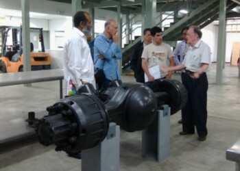Autoridades del IUTFRP en el recorrido por las instalaciones de Yutong.