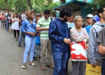 Diputado Pizarro denunció la crisis de transporte: "Hasta 3 horas deben esperar las personas para agarrar una unidad"