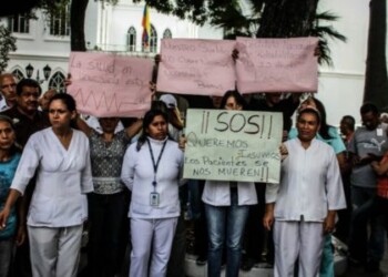 Colectivos amedrentaron a manifestantes frente al Hospital Vargas y retuvieron a periodistas