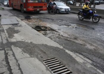Siguen largas cola por hueco en el km 15