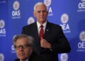 El vicepresidente de EE. UU., Mike Pence, camina detrás del secretario general de la OEA, Luis Almagro, cuando llega para dirigirse a la Organización de Estados Americanos en la sede de la OEA en Washington, EE.UU., el 7 de mayo de 2018. REUTERS / Kevin Lamarque