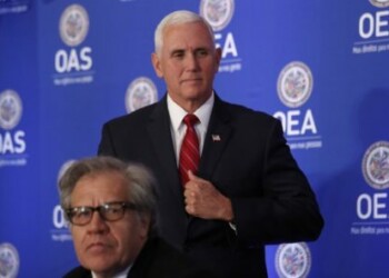 El vicepresidente de EE. UU., Mike Pence, camina detrás del secretario general de la OEA, Luis Almagro, cuando llega para dirigirse a la Organización de Estados Americanos en la sede de la OEA en Washington, EE.UU., el 7 de mayo de 2018. REUTERS / Kevin Lamarque