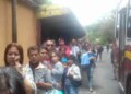 Algo tan cotidiano como ir a Caracas se hace complicado para muchos sanantoñeros, quienes ante el continuo aumento del pasaje deben pasar horas en bancos para conseguir efectivo.