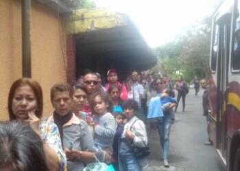 Algo tan cotidiano como ir a Caracas se hace complicado para muchos sanantoñeros, quienes ante el continuo aumento del pasaje deben pasar horas en bancos para conseguir efectivo.