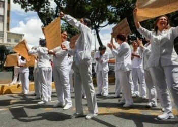 Enfermeros y universitarios protestan por la "burla" que son sus sueldos