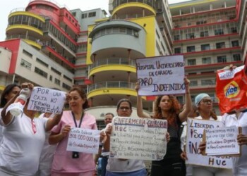 Enfermeros venezolanos protestan por segundo día exigiendo salarios "dignos"