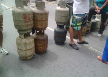 Vecinos de Las Lomitas trancaron la carretera vieja Caracas - Los Teques por falta de gas