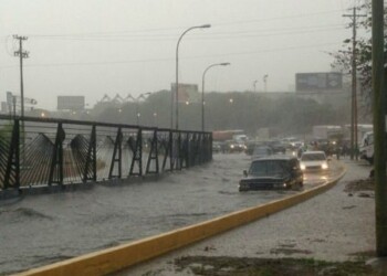 Lluvias inundaron autopistas.
