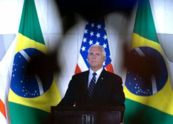 El vicepresidente de Estados Unidos, Mike Pence, habla durante la declaración de prensa hoy, martes 26 de junio de 2018, en el Palacio de Itamaraty, en la ciudad de Brasilia (Brasil). Pence envió un mensaje a los centroamericanos y pidió que "no arriesguen sus vidas o las de sus hijos" intentando llegar a Estados Unidos por medio de traficantes de personas. EFE/Joédson Alves
