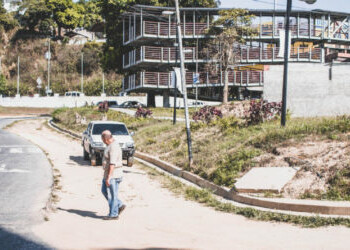 En Montaña Alta siguen esperando trabajos en la plaza Guaicaipuro