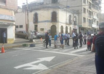 Calle Guaicaipuro estuvo cerrada la tarde de este lunes.