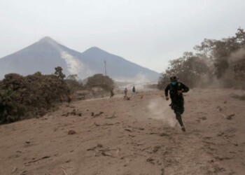 Aumentan a 69 los muertos por potente erupción del volcán de Fuego en Guatemala