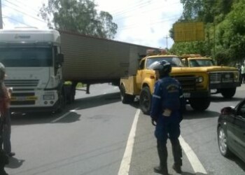 Camión cargado de aceite trancó bajada de El Tambor