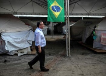 El diputado portugués y miembro del grupo S&D, Francisco Assis, visita el refugio de inmigrantes venezolanos Jardim Floresta en Boa Vista, Roraima (Brasil).