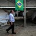 El diputado portugués y miembro del grupo S&D, Francisco Assis, visita el refugio de inmigrantes venezolanos Jardim Floresta en Boa Vista, Roraima (Brasil).