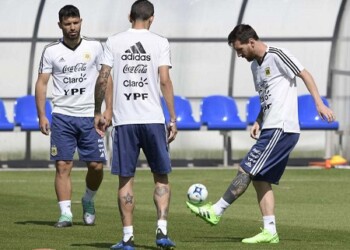 Argentina's forward Lionel Messi (R) controls a mini ball next to teammates midfielder Angel Di Maria (C) and forward Sergio Aguero during a training session at the team's base camp in Bronnitsy, on June 25, 2018 on the eve of the team's third game as part of the Russia 2018 World Cup Group D football match. / AFP / JUAN MABROMATA  FBL-WC-2018-ARG-TRAINING