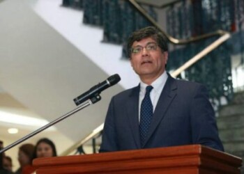 Ecuador suspende viaje de su nuevo embajador a Venezuela tras respaldo de Maduro a Correa