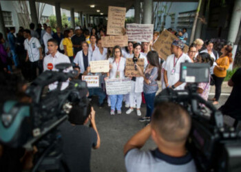 Trabajadores del sector sanitario protestan para exigir mejoras salariales hoy, martes 10 de julio de 2018, en un hospital de Caracas