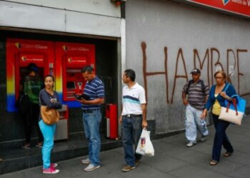 Escepticismo en Venezuela tras ajustes económicos que buscan aliviar crisis