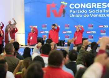 Partido gobernante venezolano debate régimen cambiario y precio de gasolina
