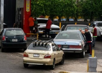 Parlamento venezolano cree que gasolina será racionada tras anuncio de Maduro