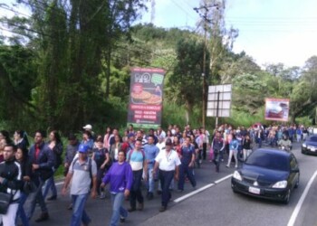 Unas mil personas marcharon desde la redoma de San Antonio hasta el km 11 de la Panamericana