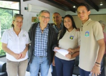 Alcalde de Los Salias apadrina promociones escolares en el municipio