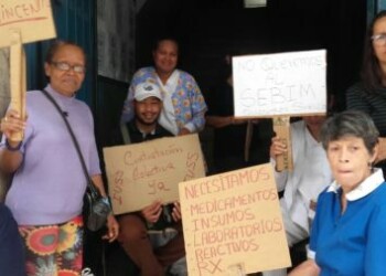 Trabajadores del Ivss en Los Teques protestan por segundo dia consecutivo.