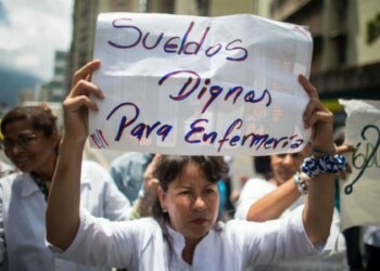 Trabajadores públicos venezolanos mantienen protestas por mejores salarios