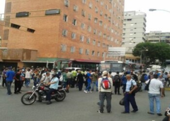 Pasajeros de las rutas de Chacaito trancaron la calle en protesta contra al aumento no avisado del pasaje. Los transeúntes de estas rutas se levantaron este lunes 2 de julio con la sorpresa de que el pasaje había sido aumentado a 15 y 20 mil bolívares, en las rutas que van desde Chacaito a Santa Cruz, Alto Prado, Cumbres de Curumo, Santa Fe, Valle Arriba, Baruta, Las Minas y Santa Ines.  Indignados de que el pasaje pasara de 7 mil bolívares a 15 y 20 mil bolívares, dependiendo de la ruta, los pasajeros tomaron la decisión de trancar la 1era entrada de Chacaito. Muchos gritaban a los choferes “Nadie te va a pagar 20 mil bolívares”, “¿En qué Gaceta esta eso?”y “Ustedes no tienen consideración de la falta de efectivo”. Otros se montaban en la camionetas, daban 7 mil bolívares y se subían diciendo “no tengo más”.  Analitica.com pudo constatar que las camionetas de estas rutas tienen un cartel pegado en las ventanas en el que anuncian que desde el 1 de julio el aumento del pasaje sería de 15 mil bolívares en rutas cortas  y 20 mil en rutas largas, mientras que el pasaje de los estudiantes y de la tercera edad es el 50% de los montos incrementados.