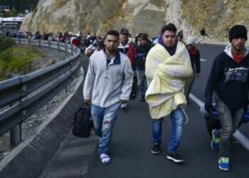 Decenas de venezolanos sin pasaporte en camino de Ecuador a Perú AFP PHOTO / Luis ROBAYO
