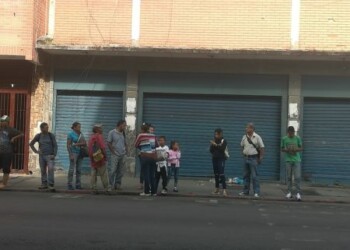 Comercios cerrados y falta de transporte.