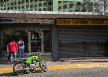 Un local comercial abierto y otro cerrado hoy, viernes 28 de octubre de 2016, en Caracas (Venezuela). El paro general de 12 horas convocado por la oposición venezolana se cumple a medias en el país pues tanto las entidades bancarias como algunos comercios y oficinas abrieron sus puertas, sin embargo, las principales vías se mostraron con mucho menos tráfico que el que se observa en un día laboral normal. EFE/MIGUEL GUTIÈRREZ