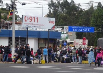 Quito decreta estado de emergencia humanitaria por afluencia de venezolanos  Quito, 12 ago (EFE).- El Municipio de Quito confirmó hoy que decretó el estado de emergencia humanitaria para hacer frente a la afluencia masiva de venezolanos en situación de movilidad humana, habilitando varios albergues de acogida temporal.  Alexandra Ortiz Mosquera, responsable de Comunicación precisó hoy a Efe que, en línea con la declaratoria que hizo el Gobierno esta semana, el Municipio ha decidido seguir esos pasos y proceder de la misma manera, medida que activa los centros temporales de tránsito de personas en situación de vulnerabilidad.  "En cada albergue se va a tener a 20 personas que componen grupos familiares y no se va a separar a los padres de los hijos", indicó la portavoz municipal que señaló que existen media docena de estos centros en la urbe.  Calculó que en la actualidad hay en Quito 240 grupos familiares de migrantes venezolanos, de los que 57 miembros están en situación de "doble riesgo", es decir, que son personas con discapacidad, embarazadas, menores o de la tercera edad.  La decisión adoptada por la Alcaldía quiteña implica también la movilización de recursos de acuerdo con las necesidades de los grupos en movilidad a fin de cubrir necesidades humanitarias básicas como un lugar donde puedan dormir, atención primaria de salud y alimentación.  El alcalde de Quito, Mauricio Rodas, realizó en la noche del sábado un recorrido por los puntos donde se concentran los migrantes e informó de que el Distrito Metropolitano, a través de una resolución había decretado el estado de emergencia humanitaria en la ciudad, según informó un comunicado del Municipio.  Desde el viernes se encuentra activado un código especial que permite coordinar la labor de los diferentes entes municipales, autoridades nacionales y locales y funcionarios de Naciones Unidas para atender las necesidades de los migrantes.  Hasta la fecha, muchos de ellos eran albergados por la sociedad civil o pernoctaban en un campamento improvisado frente a la principal terminal de autobuses del norte de la ciudad, desde la que la mayoría busca reunir el dinero necesario para viajar a Perú.  "Estamos haciendo las cosas de manera responsable, con absoluto apego a la normativa y en ese sentido, también, quiero señalar que el trabajo coordinado con el gobierno nacional continuará", dijo Rodas.  La Organización Internacional para las Migraciones (OIM) advirtió el viernes que, de acuerdo con datos recientes, desde inicios de este mes más de 5.000 venezolanos han entrado a diario en Ecuador. EFE