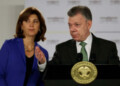 El presidente colombiano, Juan Manuel Santos (d), y la canciller, María Ángela Holguín (i), hacen una declaración hoy, jueves 2 de Agosto de 2018, en Bogotá (Colombia), sobre la atención que se le ha dado a los venezolanos que salieron de su país en busca de ayuda. EFE/Mauricio Dueñas Castañeda