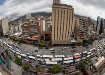 Transportistas venezolanos protestan por falta de repuestos y rechazan censo