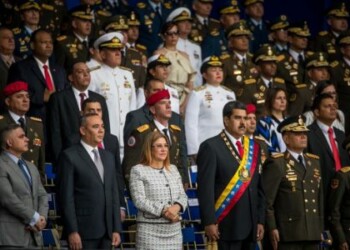 Solución a crisis es "democrática", dice oposición tras atentado a Maduro