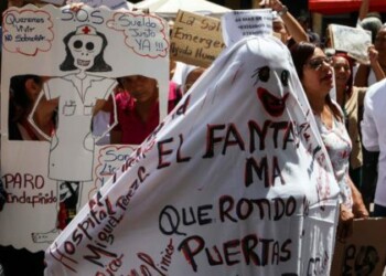 Trabajadores sanitarios venezolanos mantienen protesta pese a crisis política