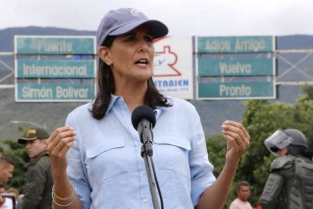 Embajadora de EEUU dice que "hay un dictador en Venezuela" al ir a frontera