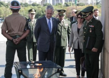 Mattis alaba el liderazgo de Brasil frente al "régimen opresor" de Maduro