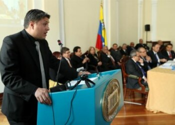 Supremo venezolano en exilio dicta 18 años de cárcel a Maduro por corrupción