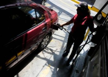 Maduro extiende censo de transporte y se posterga aumento de la gasolina